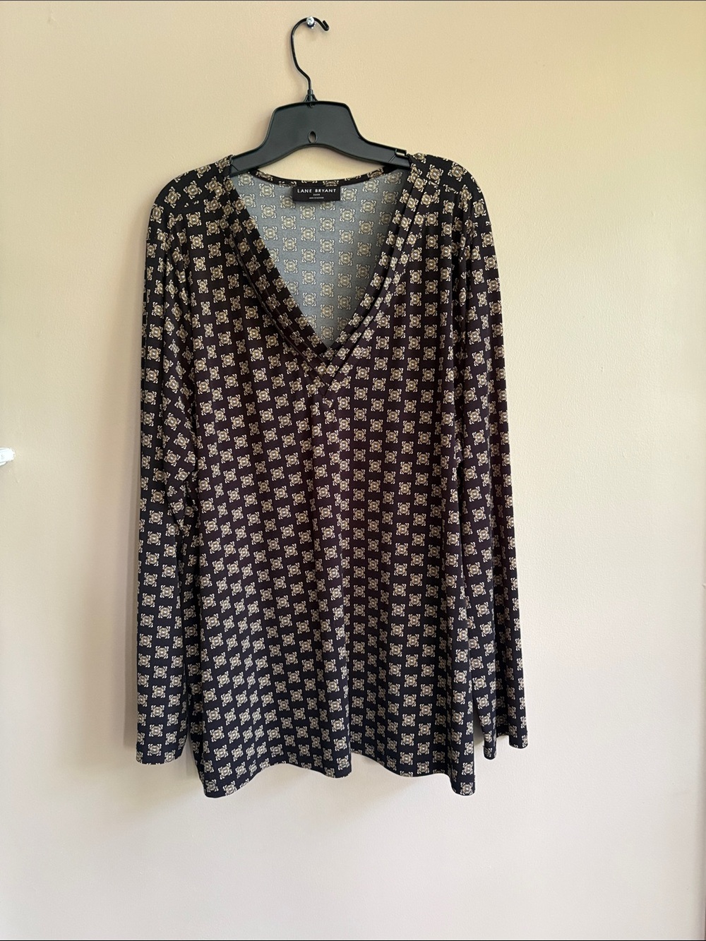 Lane Bryant Black and Cream Geometric V-Neck Long Sleeve Top